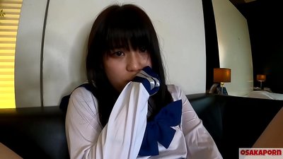 Menina japonesa de 18 anos com pequenas mamas esguichadas e orgasmos com fodas de dedos e brinquedo sexual. Rapariga asiática em fantasia de cosplay na escola dá broches em vídeo amador. Mao 7 OSAKAPORN.