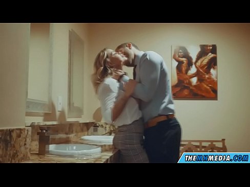 ❤️ Quando uma loira peituda o seduz numa casa de banho pública ️ Porno real vídeo em porno pt.online4sex.ru